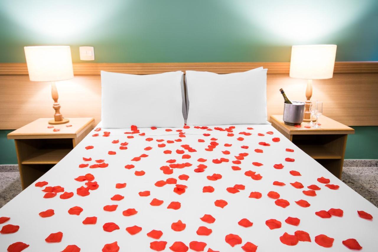Hotel Golden Park All Inclusive Pocos De Caldas By Nacional Inn Luaran gambar Rose petals on a bed