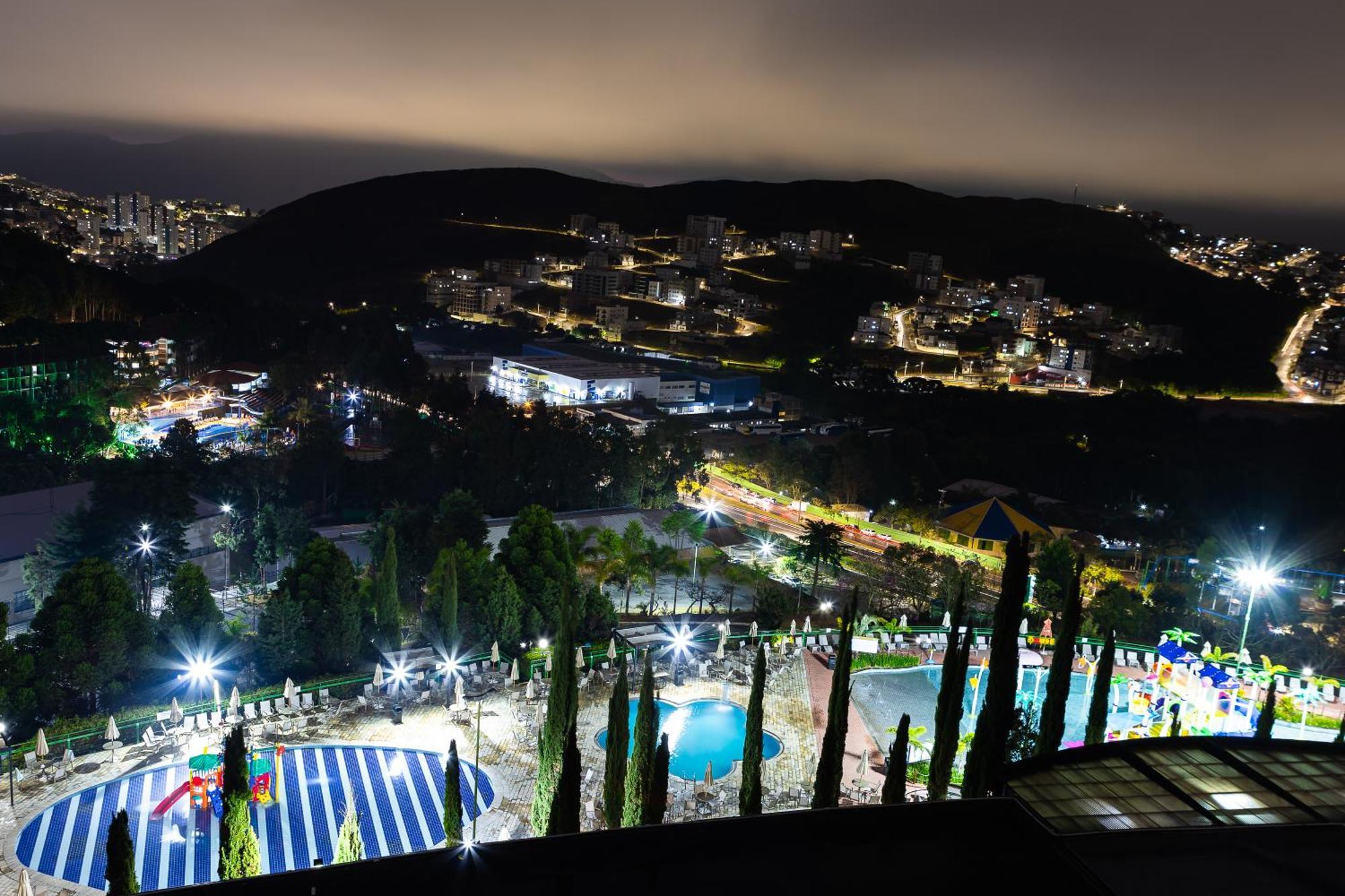 Hotel Golden Park All Inclusive Pocos De Caldas By Nacional Inn Luaran gambar View of the park at night