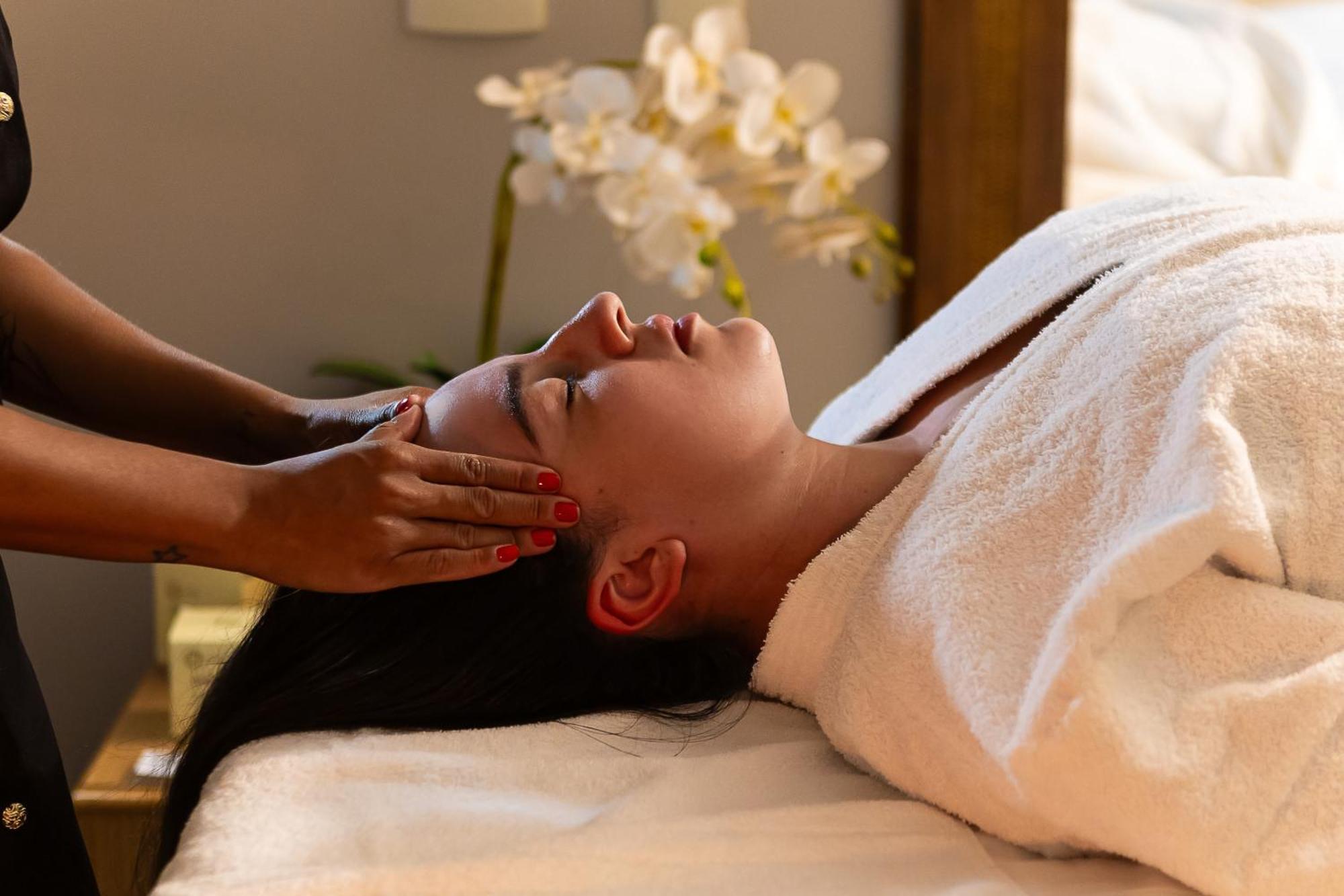 Hotel Golden Park All Inclusive Pocos De Caldas By Nacional Inn Luaran gambar A woman receiving a facial massage